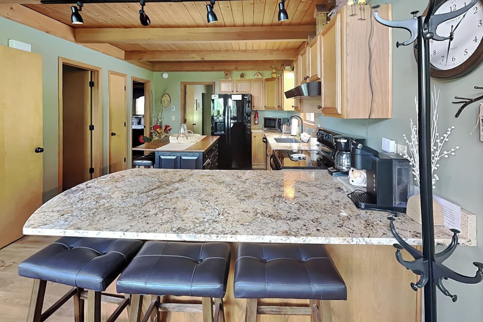 Full Kitchen w. Breakfast Bar + Barstool Seating