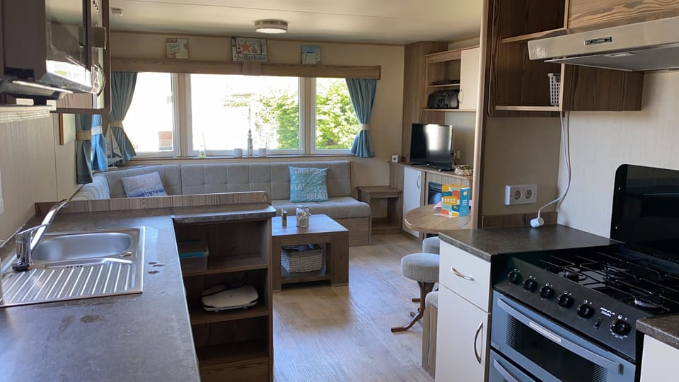 Kitchen, Coffee machine, Fridge and Cooker - EEZZ