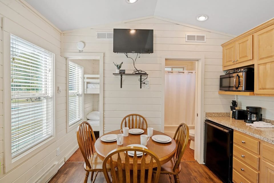 Whiteface cottage dining area/kitchenette