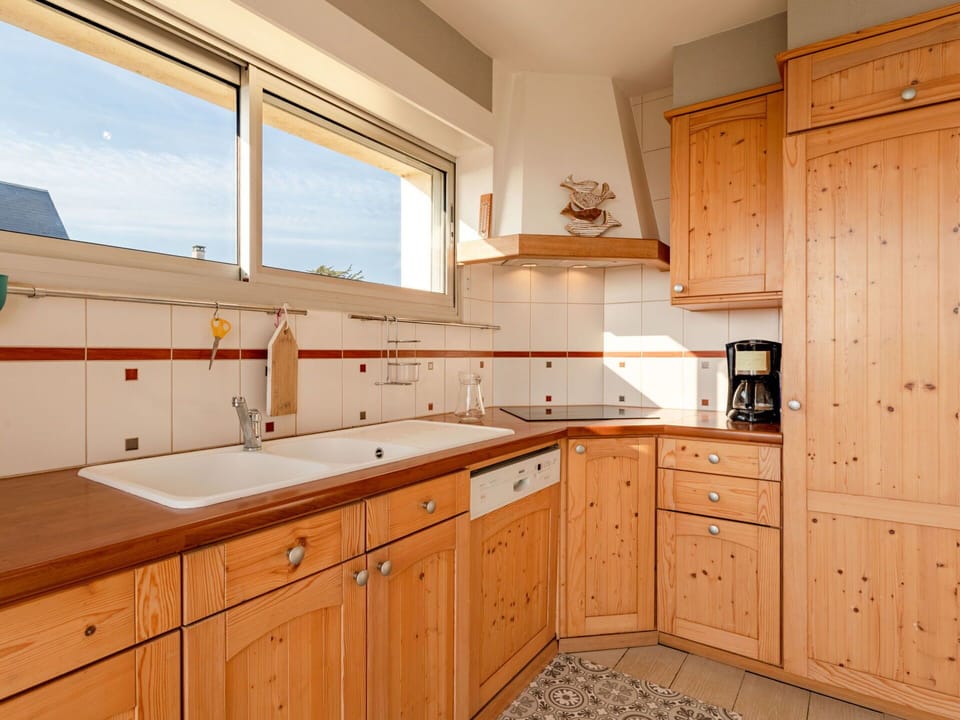 Brown, Countertop, Cabinetry, Sink, Tap, Kitchen Sink, Furniture, Property, Building, Kitchen