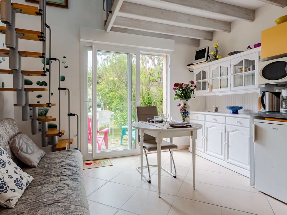 Property, Furniture, Cabinetry, Table, Countertop, Building, Window, Plant, Wood, Interior Design