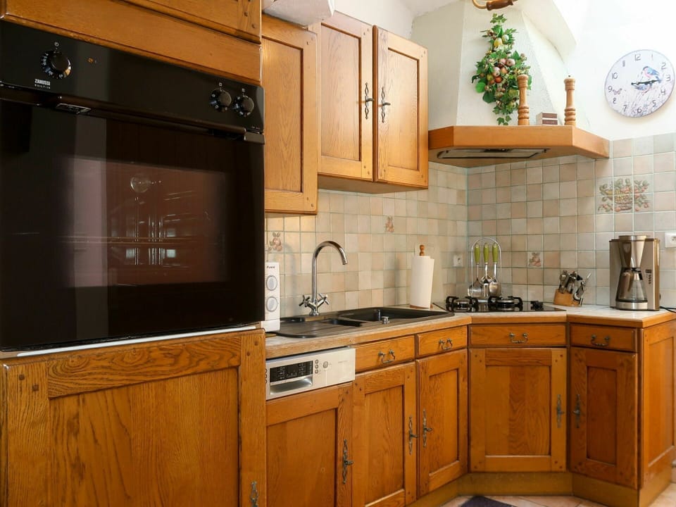 Brown, Countertop, Cabinetry, Kitchen Sink, Property, Sink, Tap, White, Wood, Kitchen