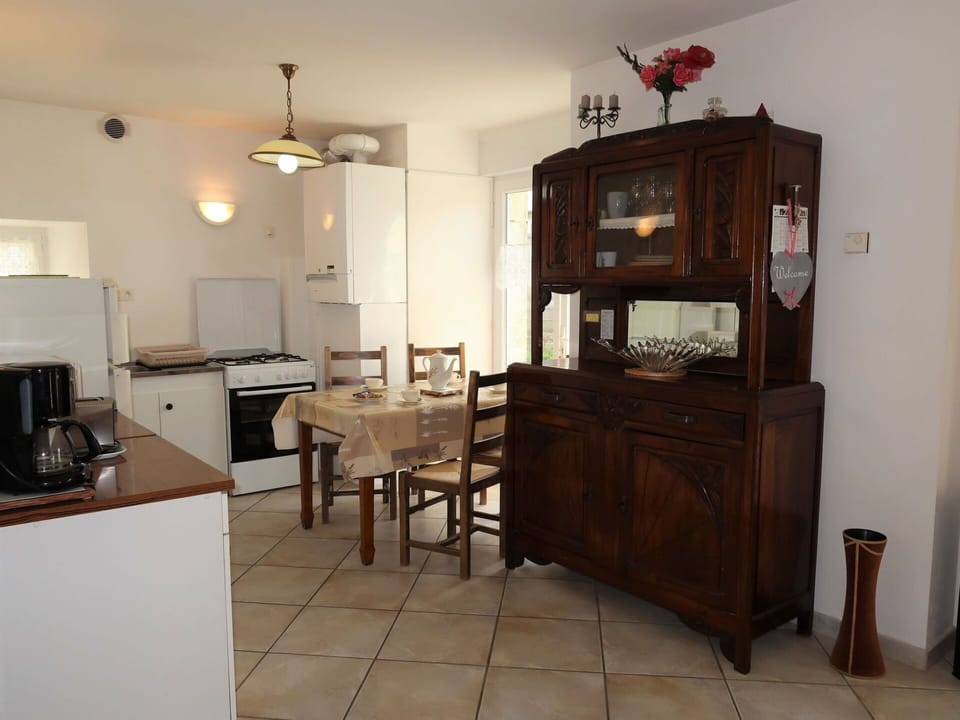 Property, Furniture, Building, Cabinetry, Table, Wood, Interior Design, Floor, House, Flooring