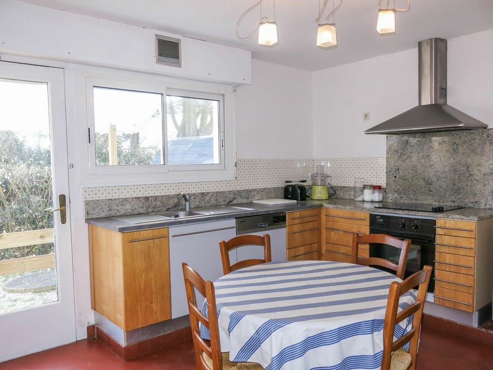 Cabinetry, Kitchen Sink, Countertop, Sink, Property, Tap, Furniture, Window, Wood, Interior Design