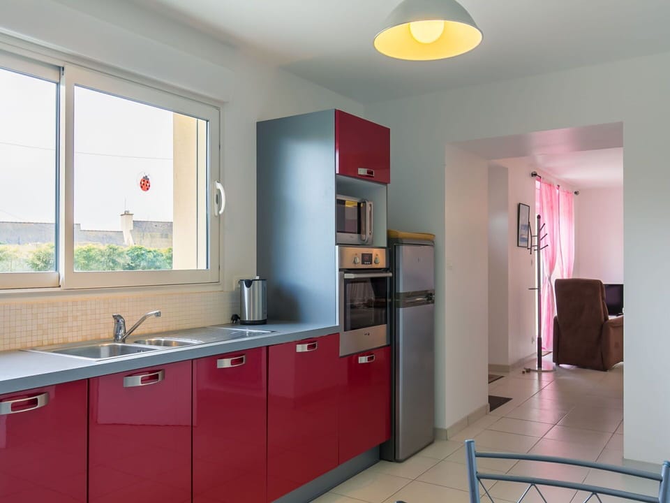 Cabinetry, Kitchen Sink, Countertop, Property, Sink, Tap, Furniture, Building, Window, Wood