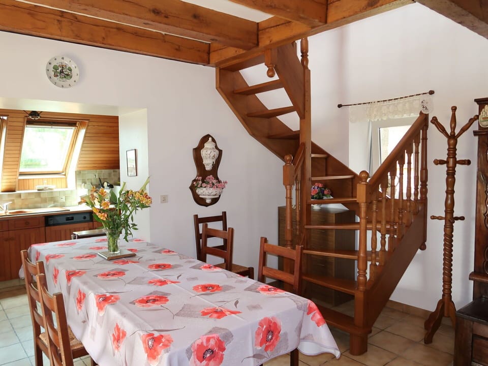 Building, Property, Furniture, Plant, Table, Window, House, Interior Design, Wood, Decoration