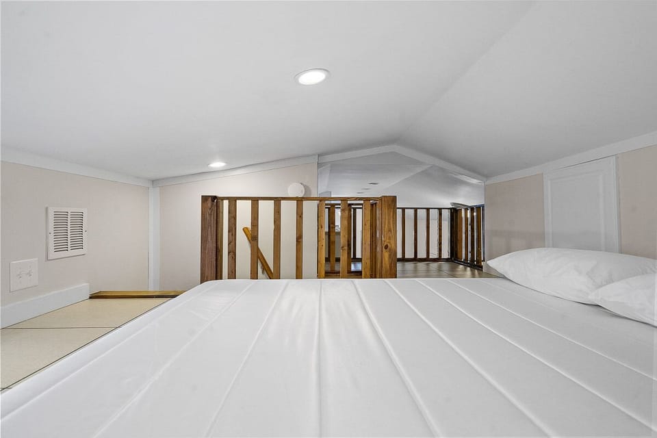 Iroquois cottage loft 