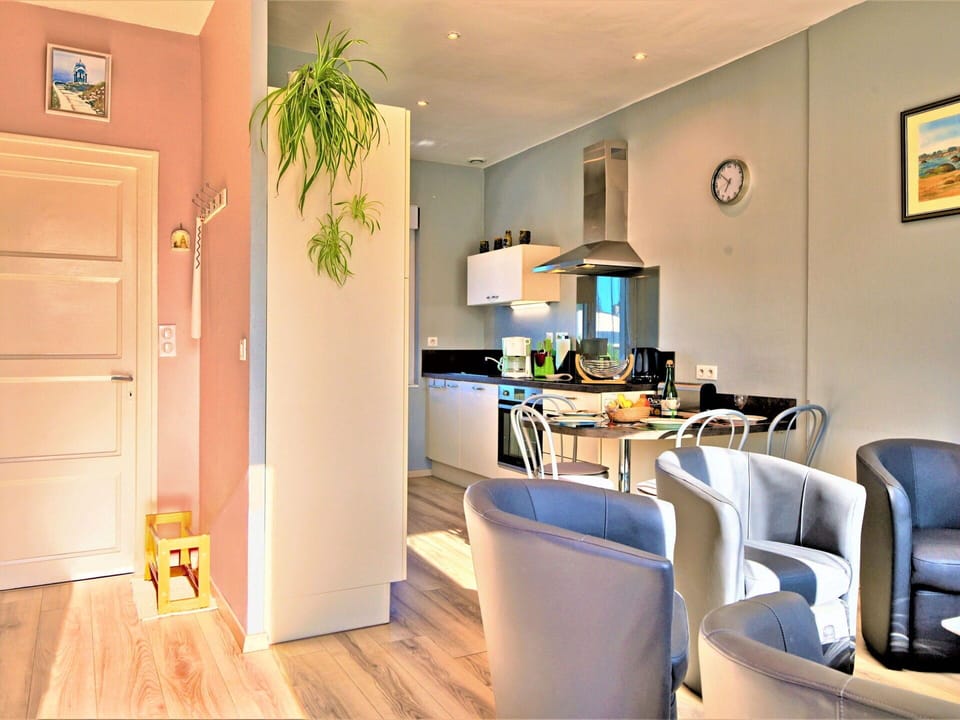 Furniture, Property, Chair, Table, Cabinetry, Lighting, Interior Design, House, Houseplant, Building