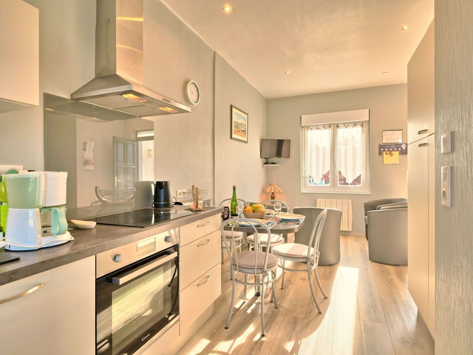 Countertop, Cabinetry, Property, Kitchen, Kitchen Appliance, Wood, Chair, Interior Design, Architecture, Kitchen Stove