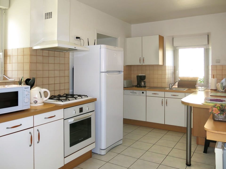 Room, Property, Kitchen, Countertop, Cabinetry, Furniture, Building, Floor, Major Appliance, Interior Design