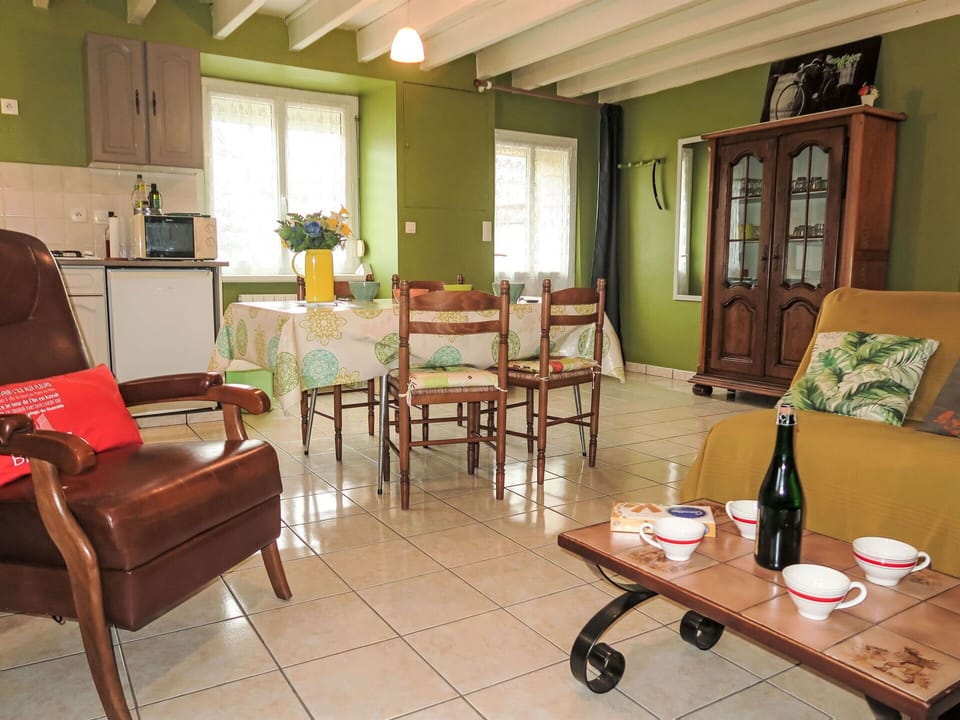 Table, Property, Furniture, Picture Frame, Window, Wood, Architecture, Interior Design, Bottle, Houseplant