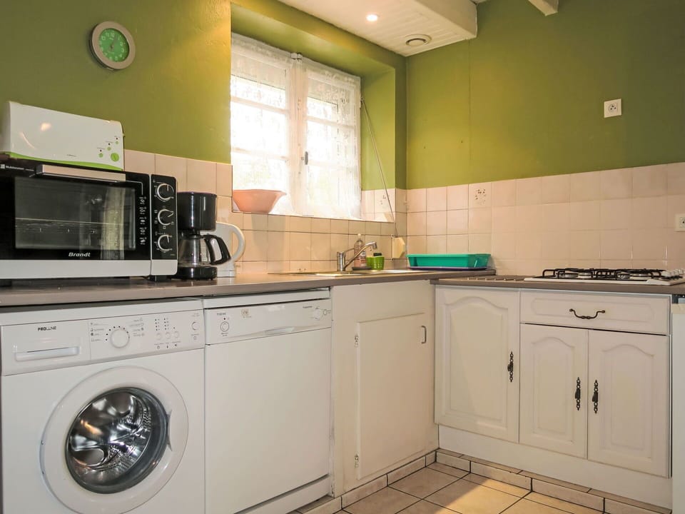 Cabinetry, Kitchen Sink, Property, Sink, Countertop, Kitchen Appliance, Kitchen Stove, Kitchen, Tap, Interior Design