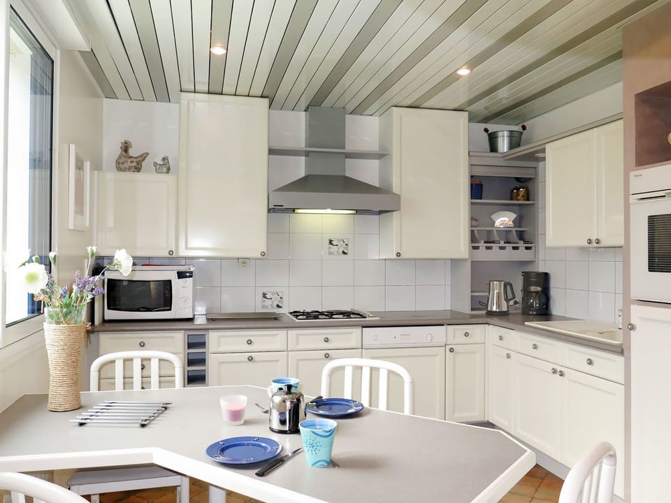 Countertop, Cabinetry, Room, Property, Furniture, Kitchen, White, Interior Design, Ceiling, Building