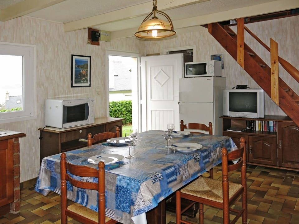 Room, Furniture, Property, Building, Floor, Dining Room, Interior Design, Table, House, Ceiling