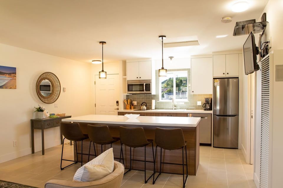 90 San Luis St. Unit D Avila Beach Vacation Rental - Gourmet kitchen with breakfast bar - 90 San Luis St. Unit D Avila Beach Vacation Rental