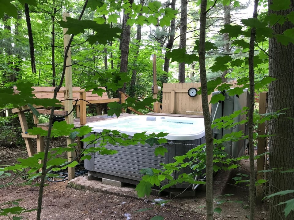 Hot tub-Available to all our guess. Sign up for 1 hour private usage at office.