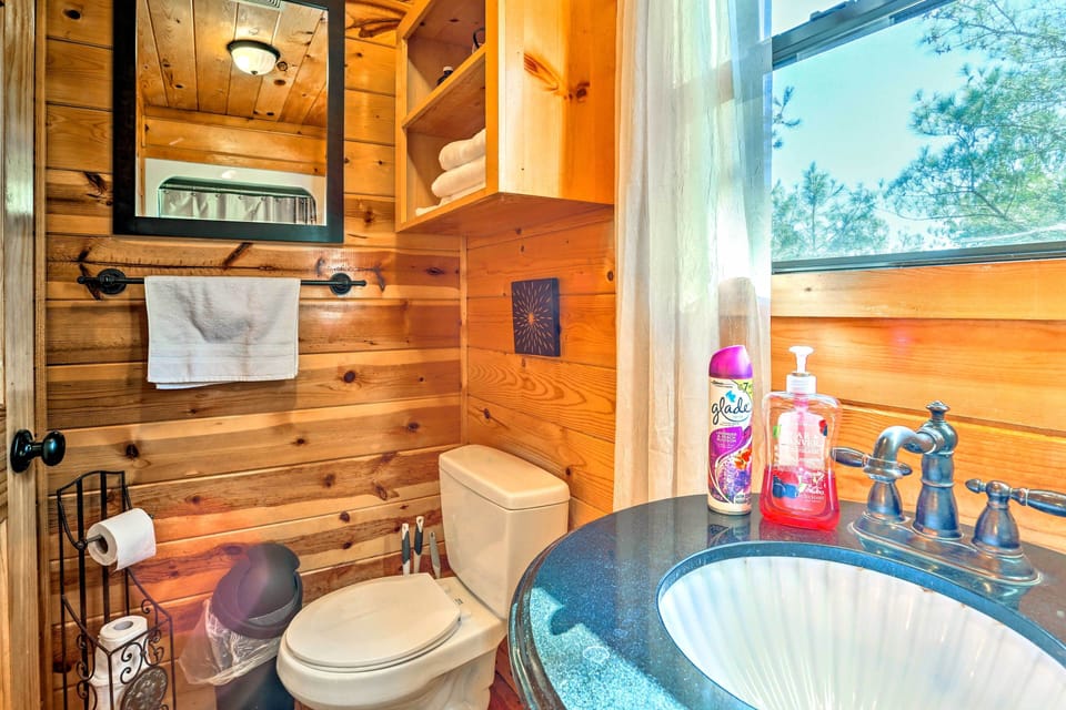 Full Bathroom | Towels Provided