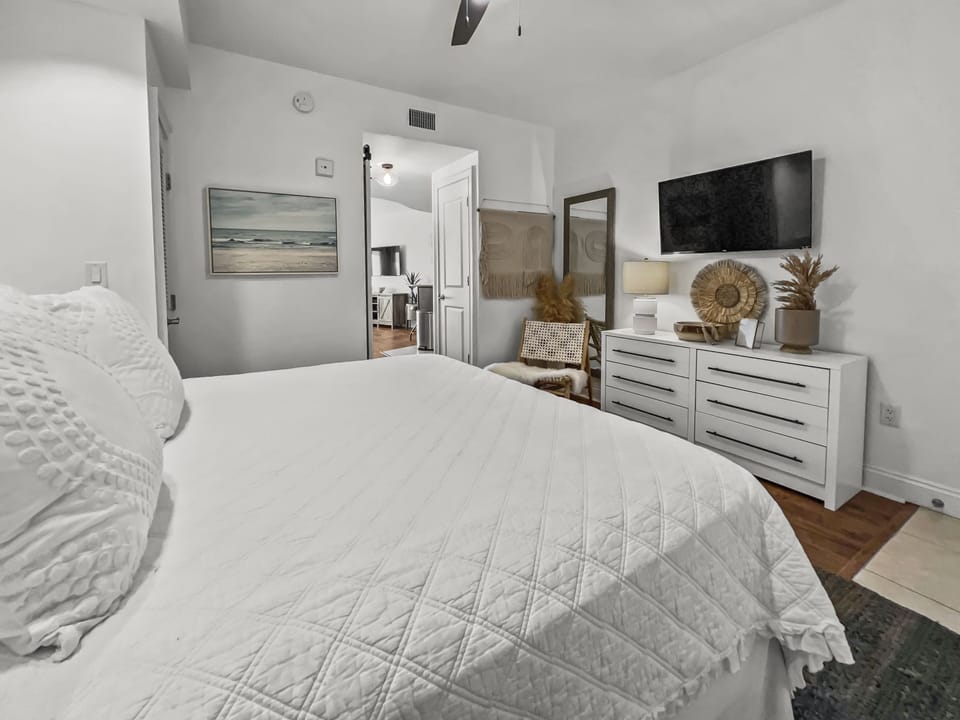 Sea La Vie | King Suite | Sleeps 2