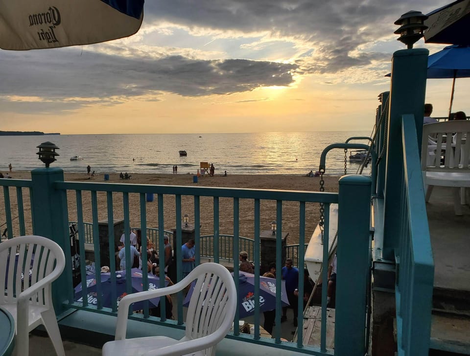 Beach 3 miles away with 2 resturants/ clubs
