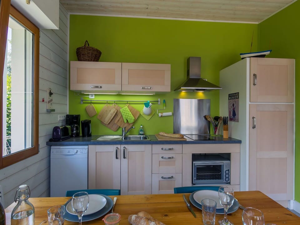 Cabinetry, Kitchen Sink, Property, Countertop, Sink, Tableware, Furniture, Tap, Kitchen, Window