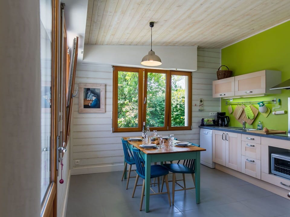 Cabinetry, Property, Furniture, Countertop, Table, Window, Wood, Interior Design, Flooring, Kitchen