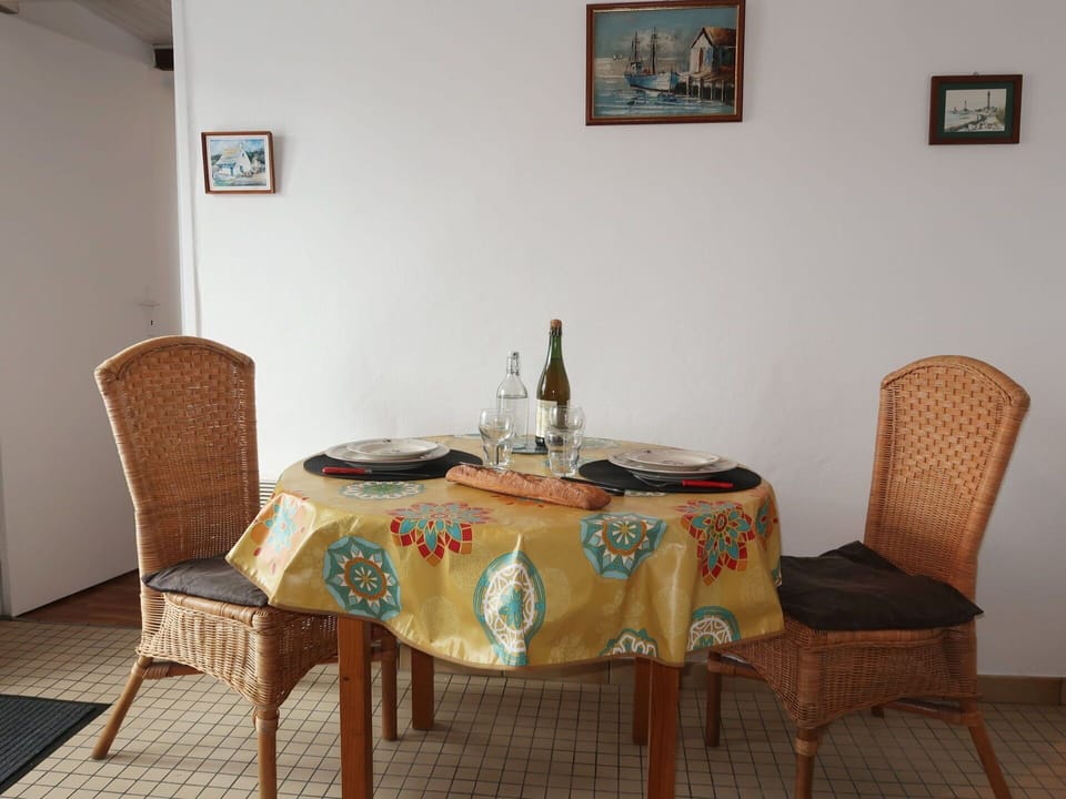 Table, Furniture, Building, Picture Frame, Chair, Wood, Bottle, Textile, House, Tablecloth