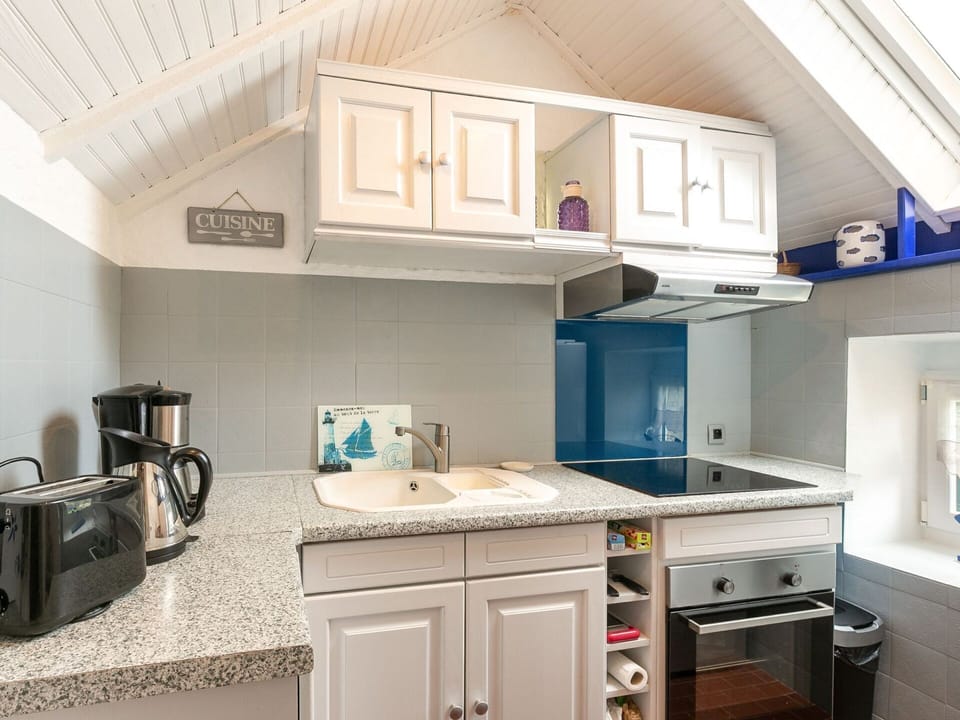 Sky, Plant, Building, Daytime, Property, Window, Tree, Architecture, Urban Design, Leisure