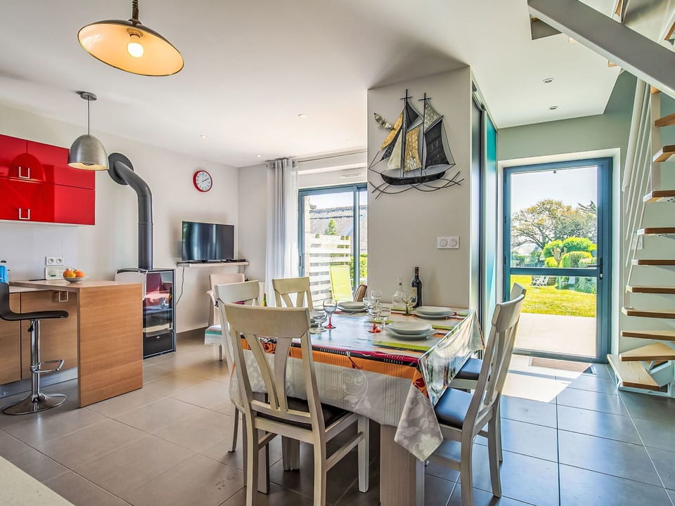 Furniture, Chair, Apartment, Kitchen & Dining Room Table, Hardwood, Houseplant, Wood Stain, Hotel, Aluminium