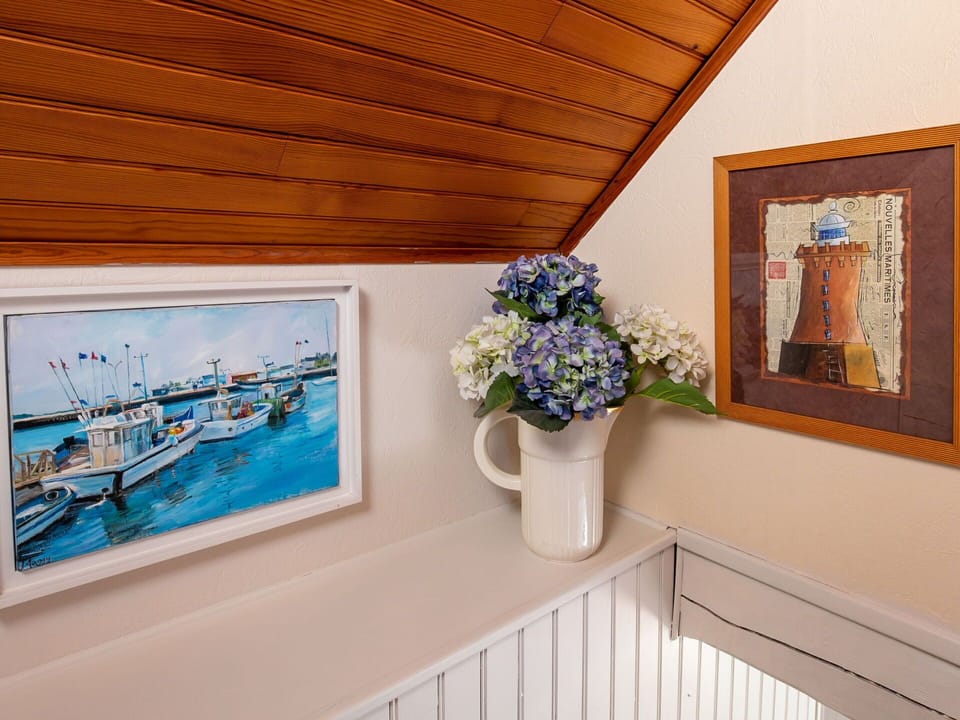 Flower, Plant, Picture Frame, Flowerpot, Window, Wood, Vase, Rectangle, Houseplant, Interior Design