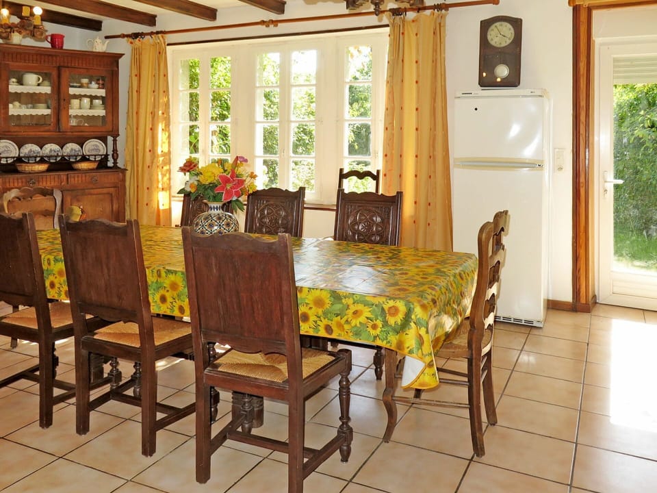 Room, Furniture, Dining Room, Property, Kitchen & Dining Room Table, Table, Interior Design, Building, Chair, House