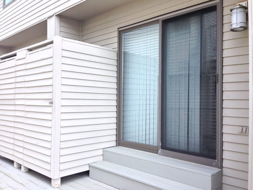 Rear deck with outside shower