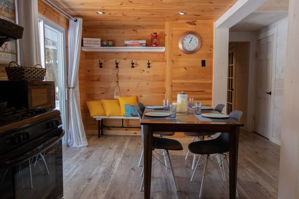 Eat in dining and kitchen
