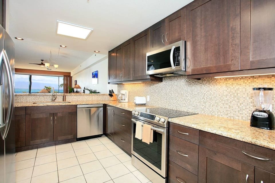 Stellar kitchen with granite counter tops & stainless appliances!!