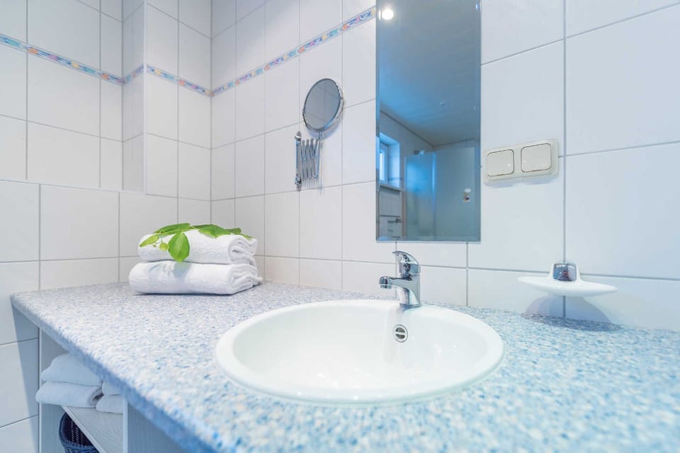 Vacation home Kastanienblick - 90587 House in Binz