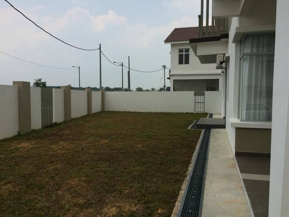 Garden for barbecue and activity. Windy 