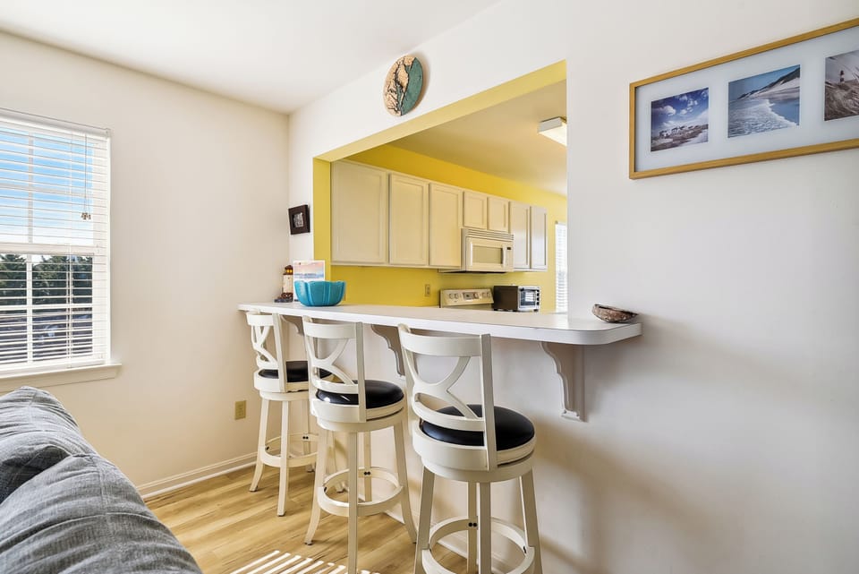 Main Level,Breakfast Bar,