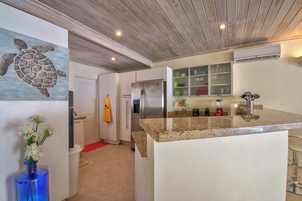 Fully equipped kitchen.