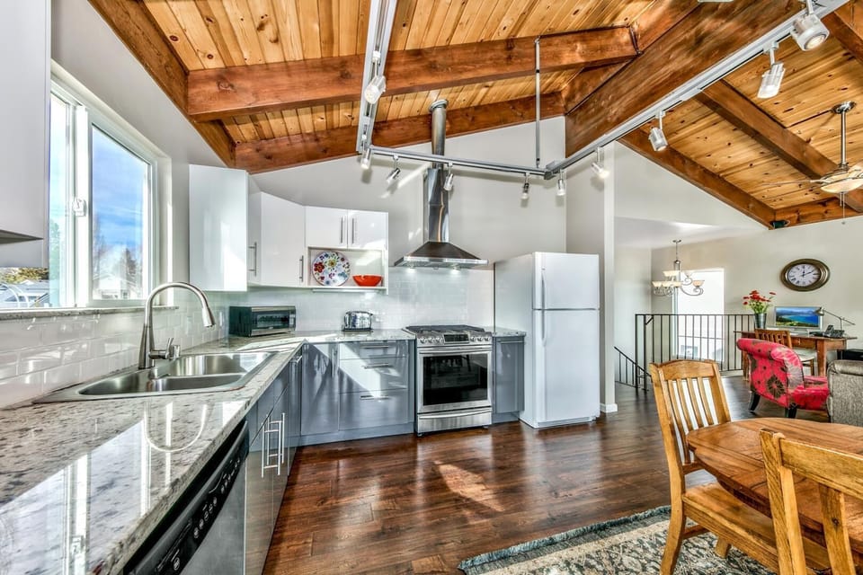 Newly updated and fully stocked kitchen