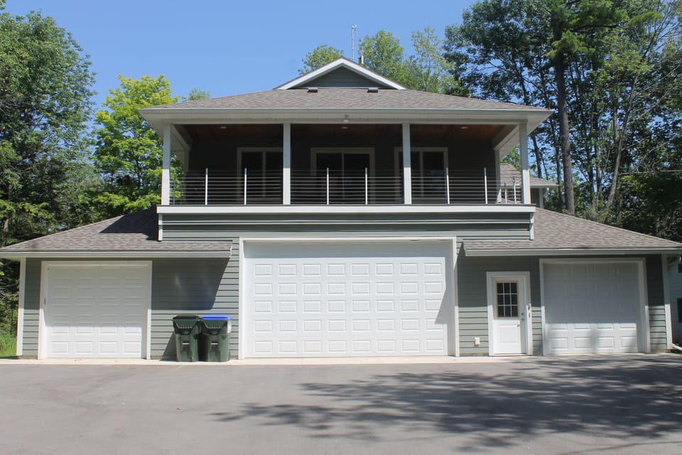 All living area is on the 2nd floor with 3 nicely sized bedrooms, & 2 bathrooms