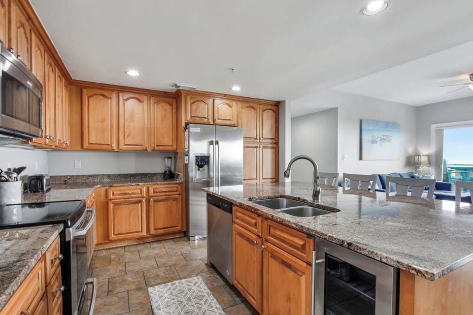 Huge kitchen open to the living & dinng area.