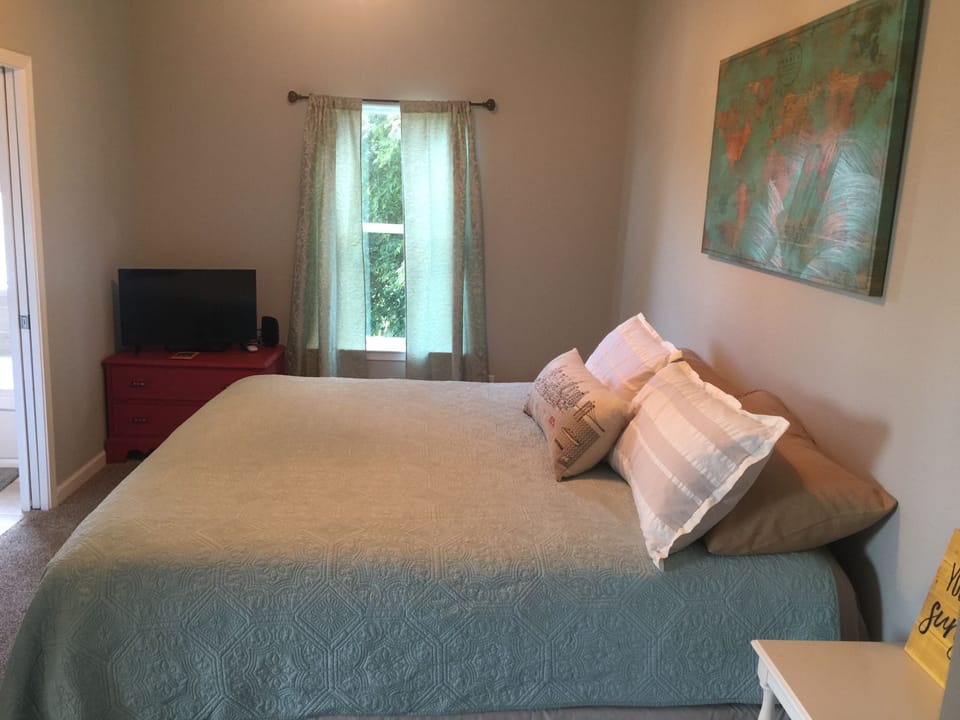 King master bedroom with private bath/jacuzzi and a washer/dryer on each floor