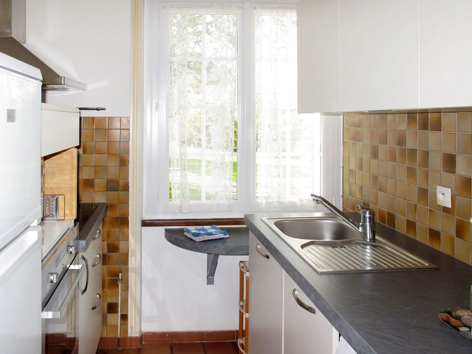 Room, Property, Countertop, Kitchen, Furniture, Building, Interior Design, House, Floor, Tile