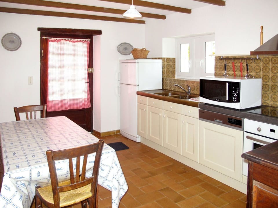 Room, Furniture, Property, Building, Kitchen, Interior Design, Countertop, Floor, House, Cabinetry