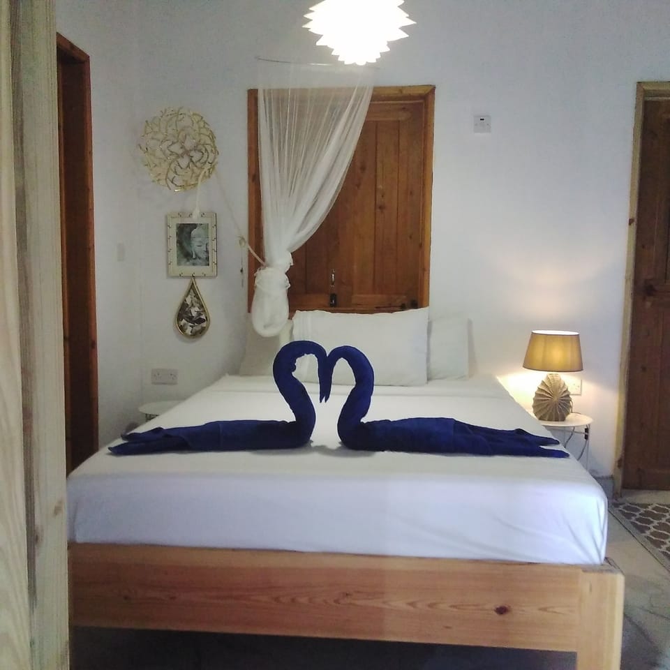 queen beds and private washroom and private outdoor showers with ocean view