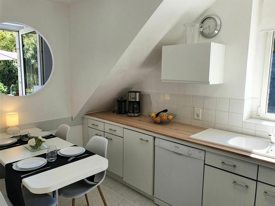 Cabinetry, Furniture, Countertop, Kitchen Sink, Property, Sink, White, Tap, Window, Building