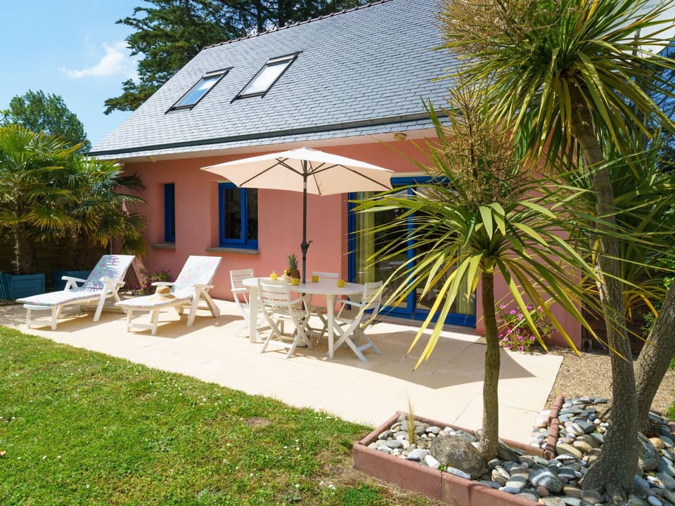 Plant, Building, Property, Window, Tree, House, Shade, Outdoor Furniture, Leisure, Grass