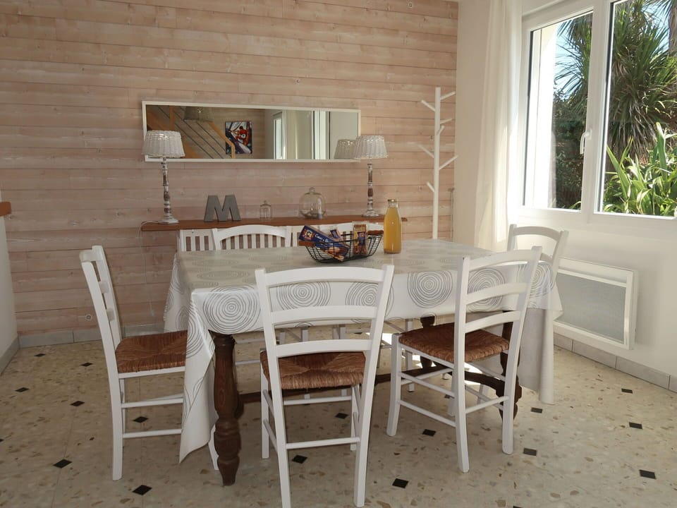 Table, Furniture, Building, Chair, Wood, Window, Plant, Interior Design, Wood Stain, House