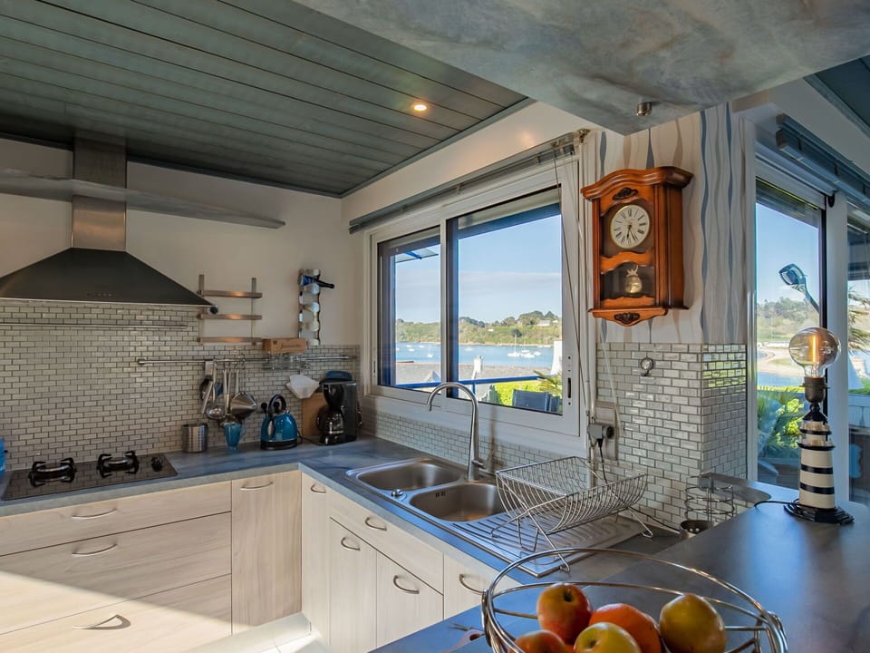 Kitchen Sink, Property, Cabinetry, Tap, Countertop, Sink, Plumbing Fixture, Window, Wood, Kitchen