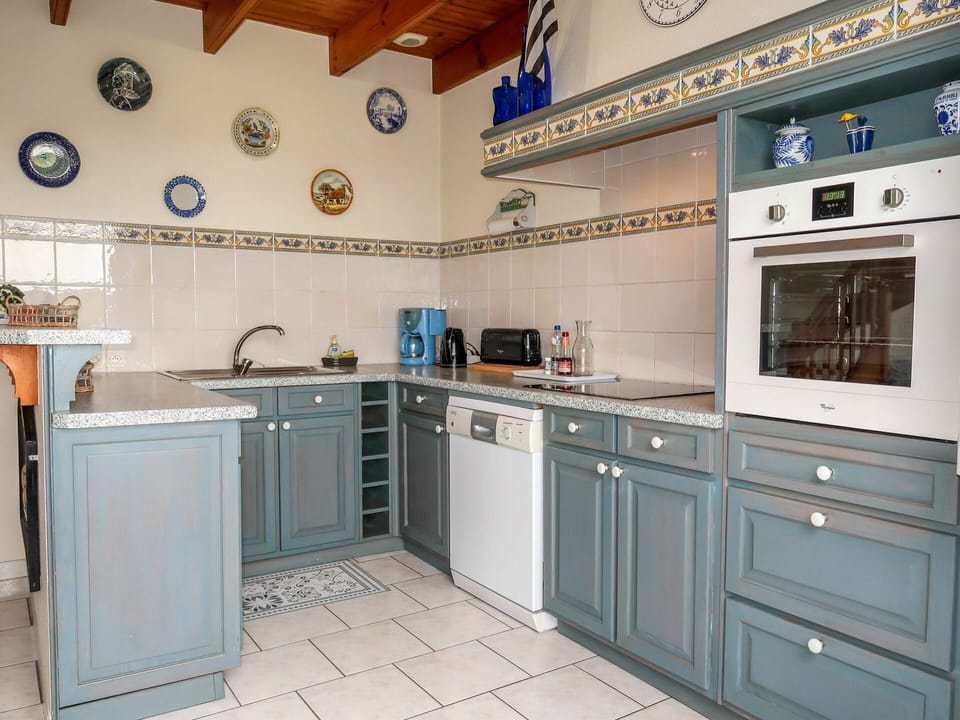Cabinetry, Kitchen Sink, Countertop, Sink, Property, Building, Tap, Product, Kitchen Stove, Kitchen