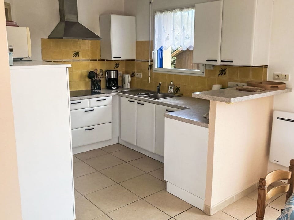 Apartment, Condominium, Mixed-Use, Shade, Sand, Balcony